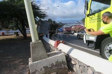 Un camión vuelca en el acceso a Telde desde la GC-1/TA.